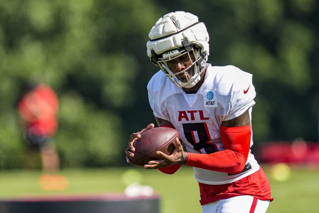 Jul 29, 2025; Atlanta, GA, USA; Atlanta Falcons tight end Kyle Pitts (8) makes a catch during practice at training camp at IBM Performance Field.