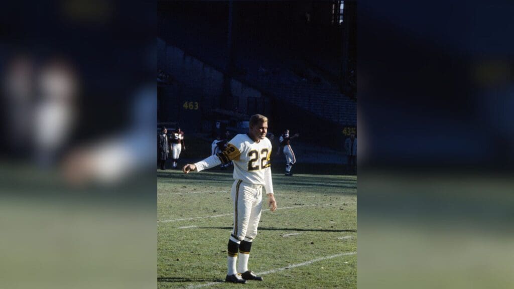 Nov 25, 1962; Cleveland, OH, USA; FILE PHOTO; Pittsburgh Steelers quarterback Bobby Layne (22) against the Cleveland Browns during the 1962 season.