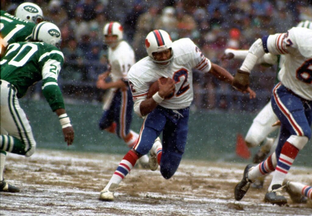 Dec 16, 1973; Flushing, NY, USA, FILE PHOTO; Buffalo Bills running back (32) O.J. Simpson breaks the single season NFL rushing with 2003 yards against the New York Jets at Shea Stadium. The Bills defeated the Jets 34-14.