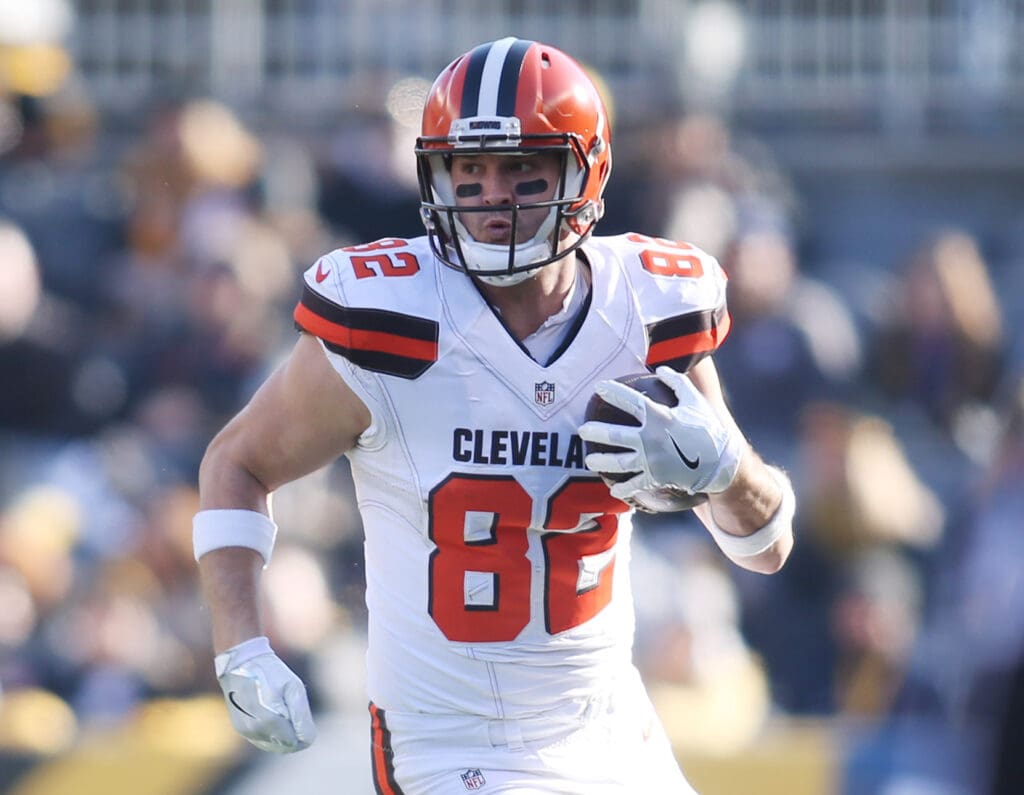 Jan 1, 2017; Pittsburgh, PA, USA; Cleveland Browns tight end Gary Barnidge (82) runs after a catch against the Pittsburgh Steelers during the first quarter at Heinz Field