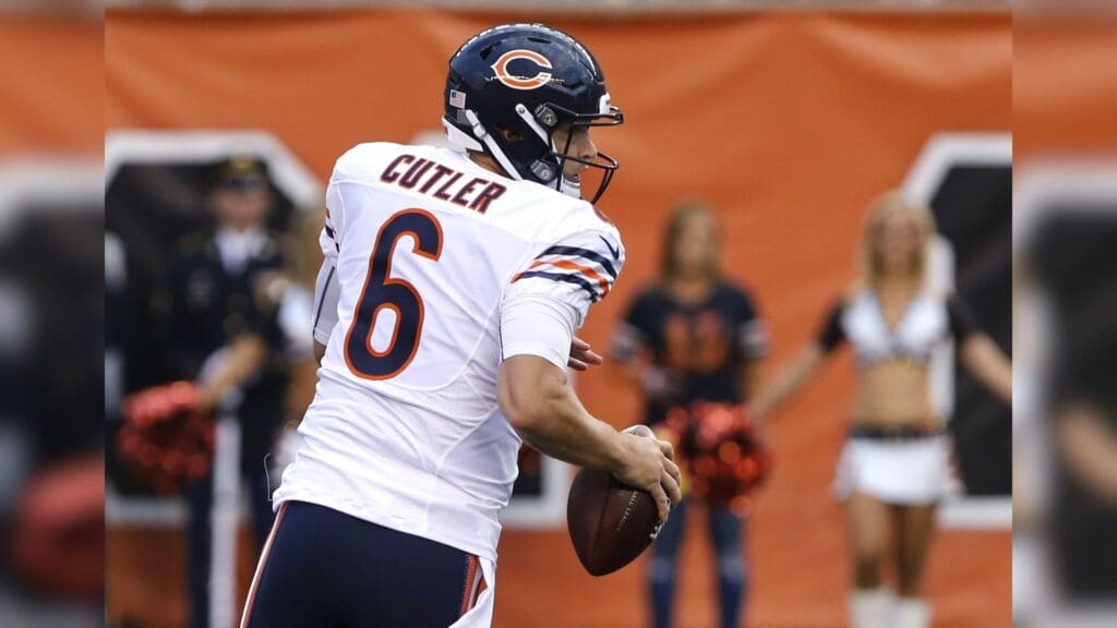 Aug 29, 2015; Cincinnati, OH, USA; Chicago Bears quarterback Jay Cutler (6) looks to pass in the first half against the Cincinnati Bengals in a preseason NFL football game at Paul Brown Stadium. 