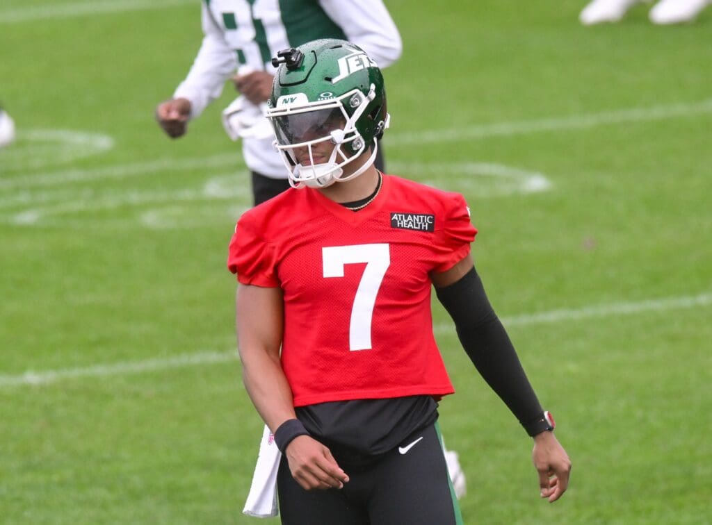 Jun 10, 2025; East Rutherford, NJ, USA; New York Jets quarterback Justin Fields (7) warms up during minicamp at Atlantic Health Jets Training Center.