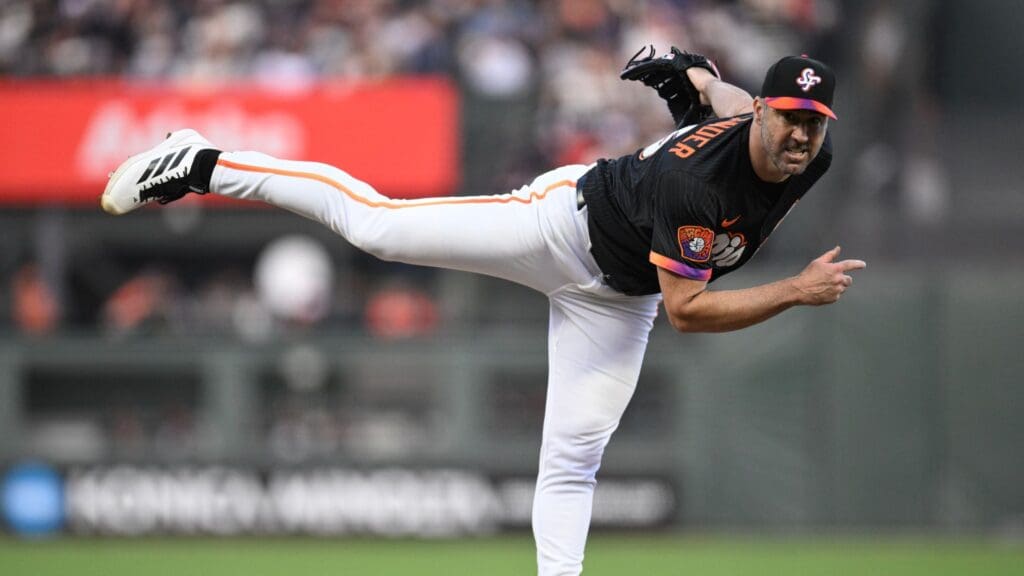 Jul 29, 2025; San Francisco, California, USA; San Francisco Giants starting pitcher Justin Verlander (35) throws against the Pittsburgh Pirates during the fourth inning at Oracle Park.