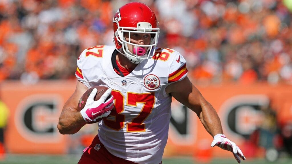Oct 4, 2015; Cincinnati, OH, USA; Kansas City Chiefs tight end Travis Kelce (87) against the Cincinnati Bengals at Paul Brown Stadium. The Bengals won 36-21.