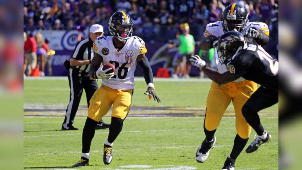 Oct 1, 2017; Baltimore, MD, USA; Pittsburgh Steelers running back LeVeon Bell (26) runs for a gain against the Baltimore Ravens at M&T Bank Stadium.