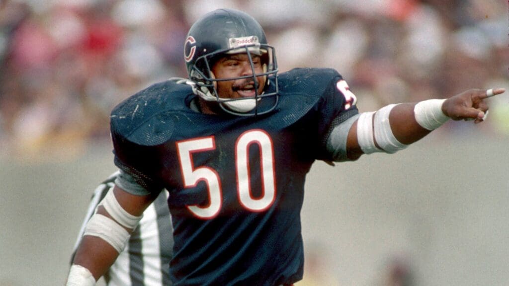 Oct 29, 1989; Chicago, IL, USA; FILE PHOTO; Chicago Bears linebacker Mike Singletary (50) in action against the Los Angeles Rams at Solider Field