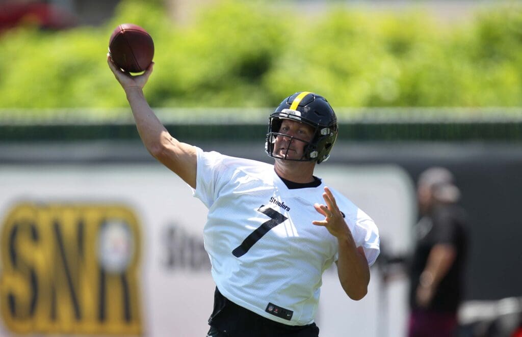 Jun 11, 2019; Pittsburgh, PA, USA; Pittsburgh Steelers quarterback Ben Roethlisberger (7) participates in drills during minicamp at UPMC Rooney Sports Complex.