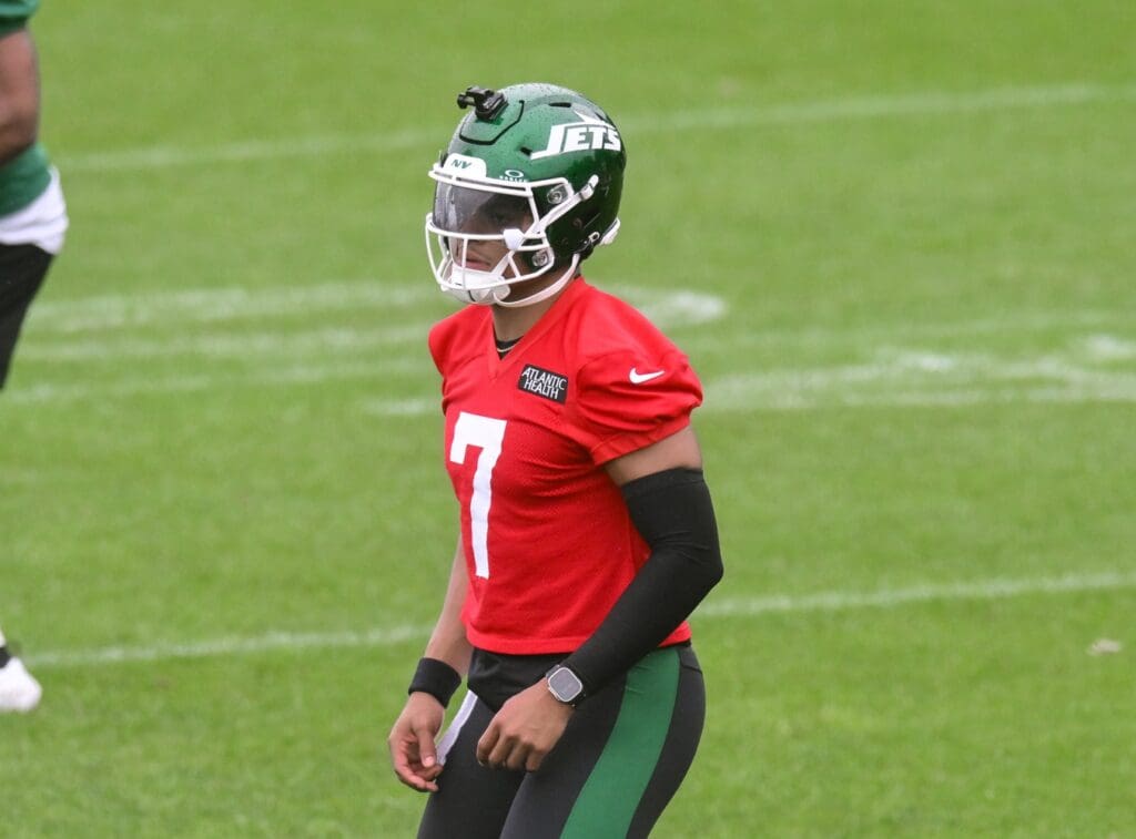 Jun 10, 2025; East Rutherford, NJ, USA; New York Jets quarterback Justin Fields (7) warms up during minicamp at Atlantic Health Jets Training Center.