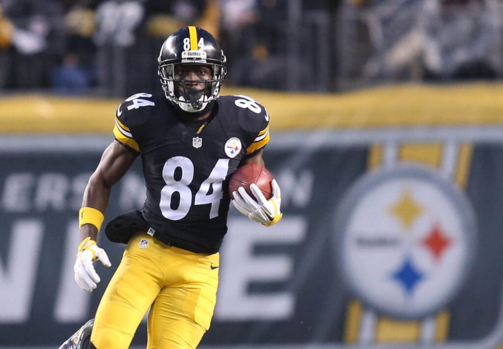 Dec 4, 2016; Pittsburgh, PA, USA; Pittsburgh Steelers wide receiver Antonio Brown (84) returns a free kick against the New York Giants during the first quarter at Heinz Field.