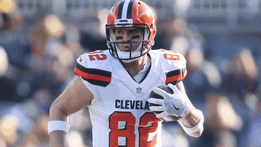 Jan 1, 2017; Pittsburgh, PA, USA; Cleveland Browns tight end Gary Barnidge (82) runs after a catch against the Pittsburgh Steelers during the first quarter at Heinz Field.