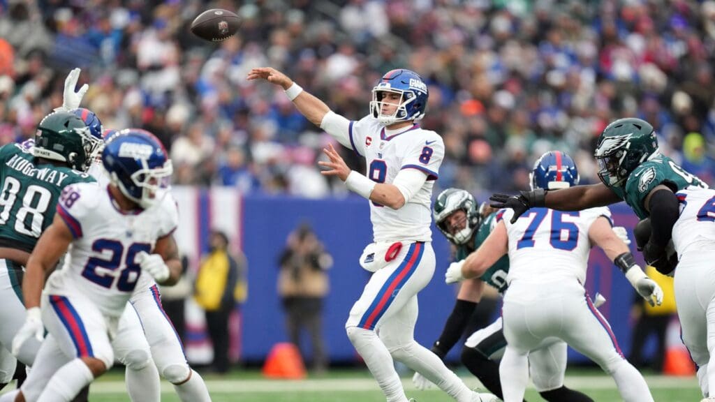 New York Giants quarterback Daniel Jones (8) throws against the Philadelphia Eagles in the second half. The Giants defeat the Eagles, 13-7, at MetLife Stadium on Sunday, Nov. 28, 2021, in East Rutherford. Nyg Vs Phi
